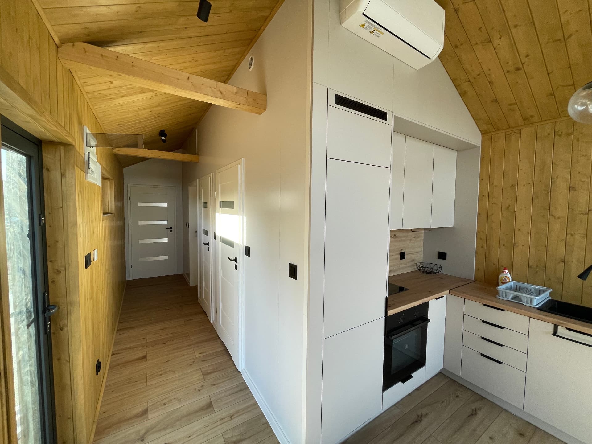 Jasny korytarz z drewnianym sufitem